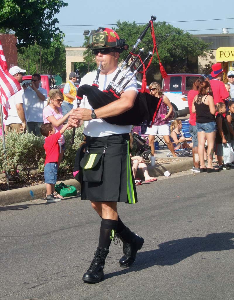 photo of bagpiper in July 4th, 2012 Parade